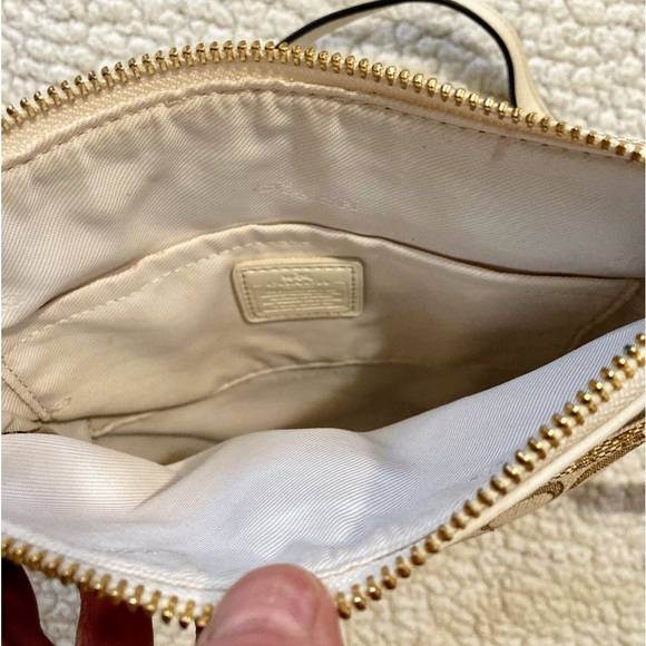 ⭐️LIKE NEW⭐️COACH 52576 NORTH/SOUTH SIGNATURE CROSSBODY - Picture 8 of 9